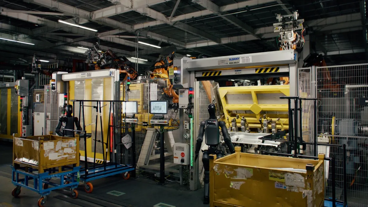 Dva humanoidní roboti Figure 02 pracují mezi výrobními buňkami v závodě BMW Group ve Spartanburgu.