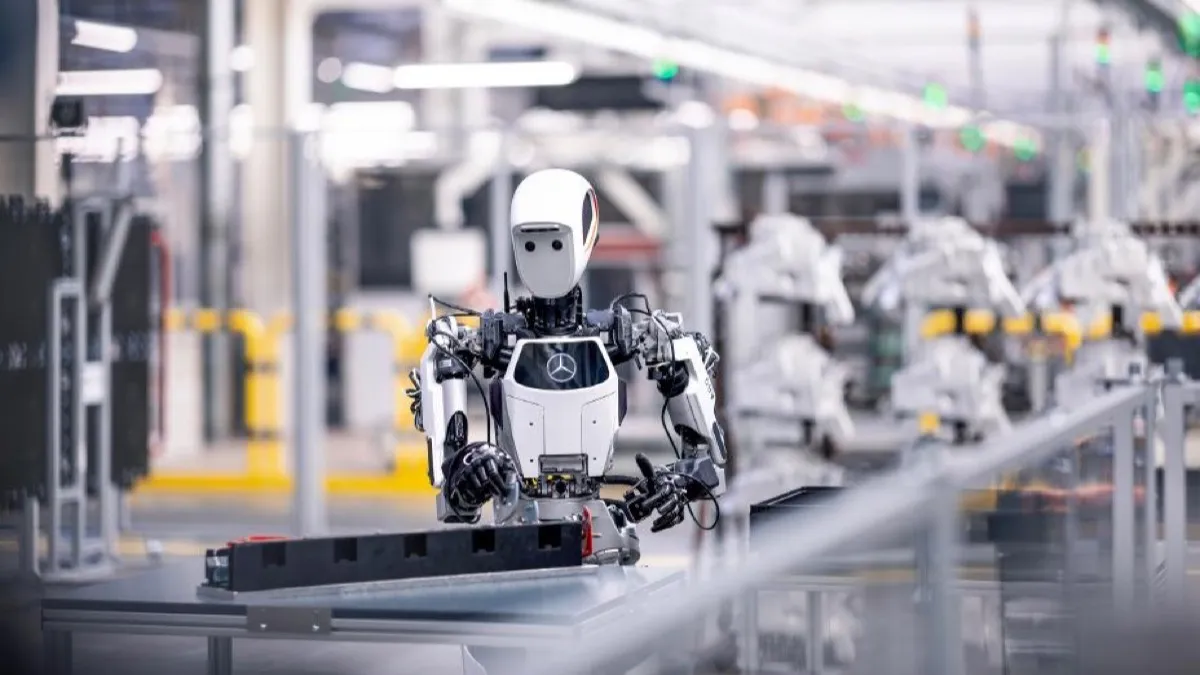 Humanoidní robot Apollo od Apptroniku manipuluje s dílem na montážní lince Mercedes-Benz v Berlíně.